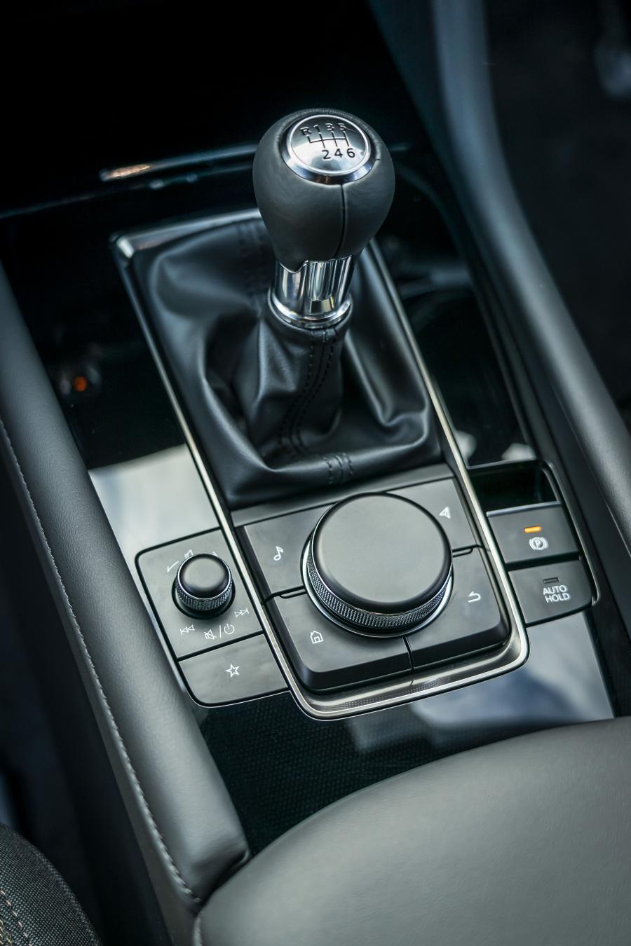 Детали интерьера Mazda3 Skyactiv-G GT Sport Hatchback 2019 года  (UK) (фото 75 из 83)
